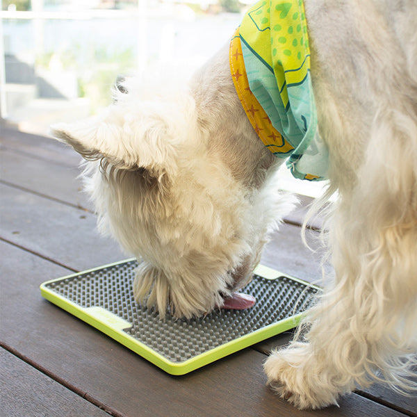 LickiMat SOOTHER TUFF licking mat - red